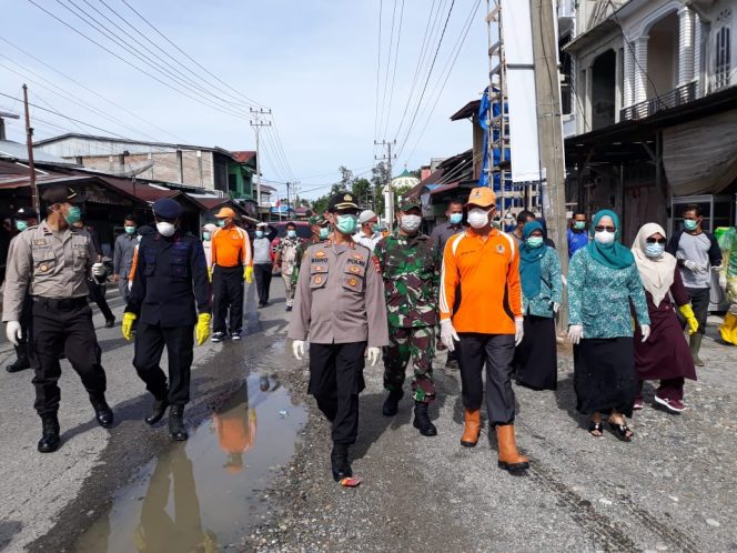 
					Moment HPSN, Forkopimda di Nagan Raya Gotong Royong Pantau Penyemprotan Desinfektan