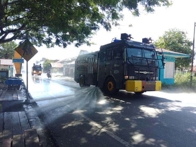 
					Pakai Water Canon, Tim Gabungan Semprot Desinfektan di Nagan Raya