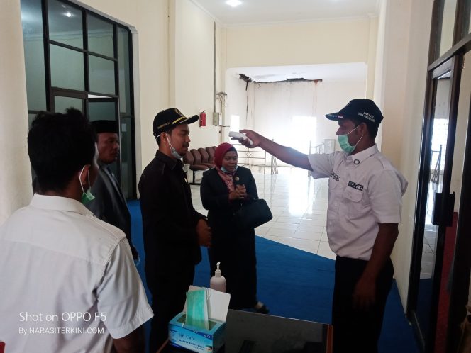 
					Darurat Covid-19, Masuk Ruang Rapat Anggota DPRK Nagan Raya Diperiksa Suhu Tubuh