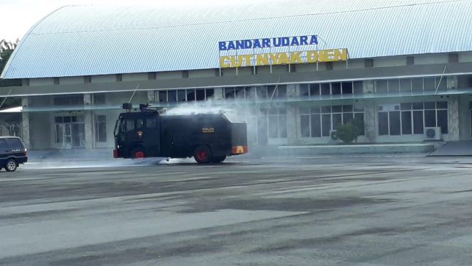 
					Cegah Virus Covid-19 dari Bandara, Sat Brimobda Aceh dan Forkopimda Melakukan Penyemprotan