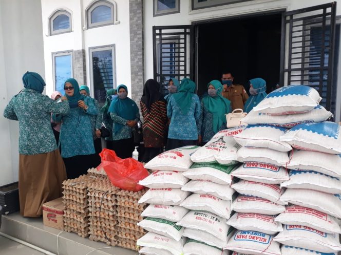 
					TP PKK Serahkan Bantuan Sembako Kepada Kaum Dhuafa Se-Nagan Raya
