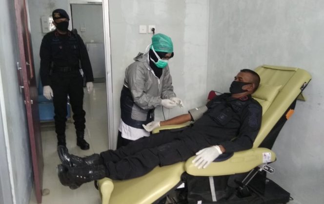 
					Bantu Kelangkaan, Personil Kompi 3 Bataliyon C Pelopor Donor Darah di RSUD SIM