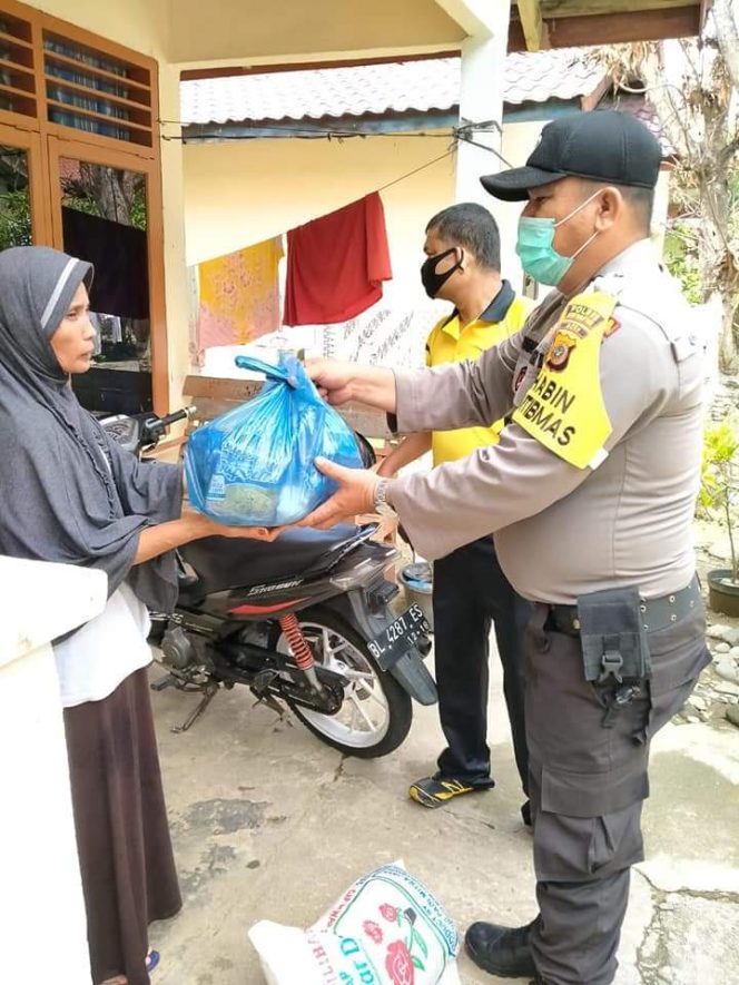 
					Wabah Covid 19, Kapolsek Manggeng Salurkan Bantuan Sembako untuk Kaum Dhuafa