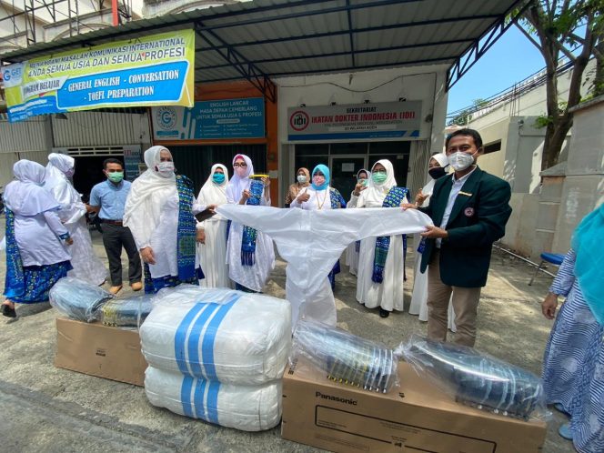 
					Tenaga Medis Terbantu 100 APD dari BKMT Aceh