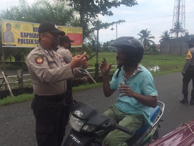 
					Cegah Covid 19, Personil Mapolsek Seunagan Timur Bagikan Masker untuk Masyarakat