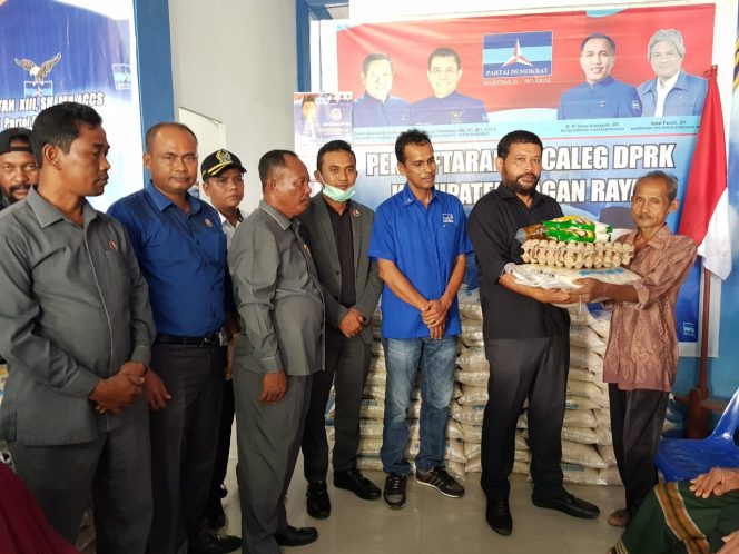 
					Fakir Miskin dan Kaum Dhuafa di Nagan Raya Terima Sembako Partai Demokrat Peduli