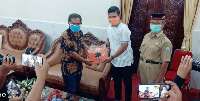 
					Bupati Abdya Terima Sumbangan Masker, Pemerintah Desa Dianjurkan Juga Ikut Menyediakan
