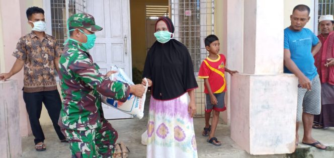 
					Babinsa di Tadu Raya Kawal Penyaluran Paket Sembako