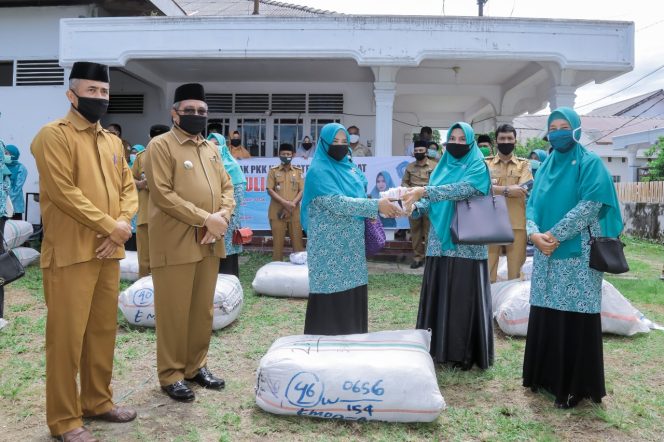 
					TP PKK Kabupaten Aceh Barat Distribusikan 200.000 Masker ke TP PKK Kecamatan