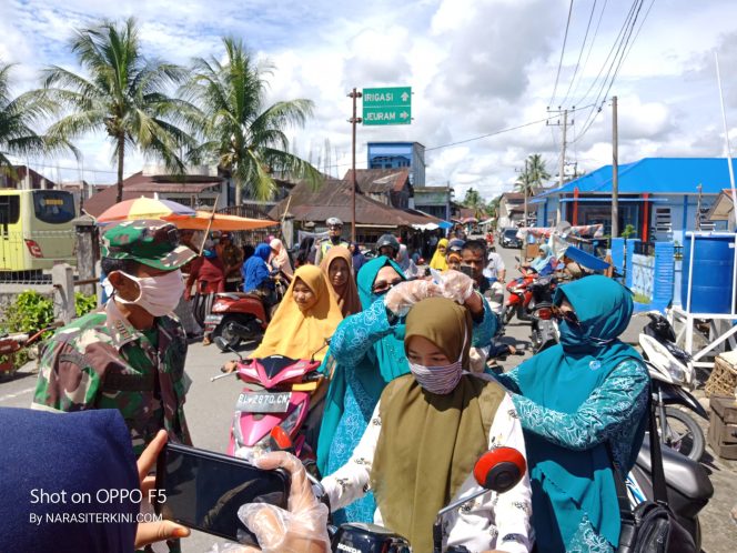 
					PKK Nagan Raya Bagikan Masker untuk Pengguna Jalan dan pedagang Pasar Tradional