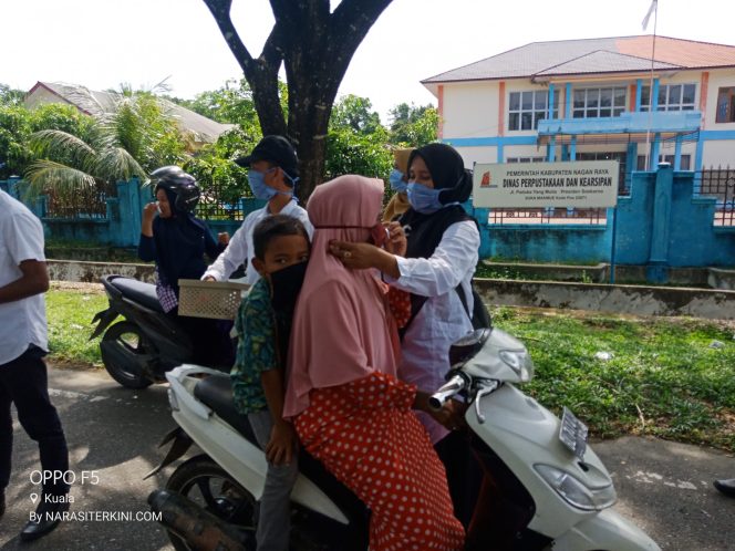 
					Keluarga Besar Dinas Perpustakaan dan Kearsipan Nagan Raya Bagikan Masker Gratis