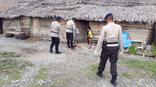 
					Brimob di Nagan Raya Keliling Bagikan Paket Nasi dan Panganan Berbuka untuk Kaum Dhuafa