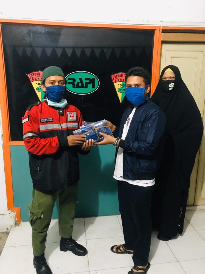 
					Politisi Partai Nasdem ini Kembali Bagi Masker untuk Pengawal Ambulans Covid-19