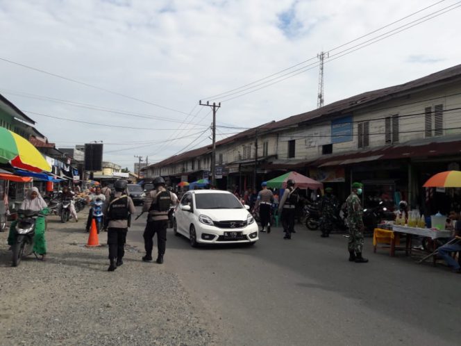 
					Personil Brimob, TNI dan Polres Nagan Raya Patroli ke Pusat Jajanan, Ini Tujuannya..