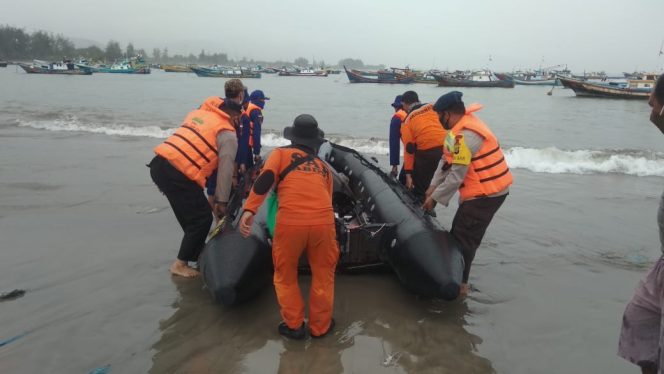 
					Personil Brimob dan Tim Terpadu Terus Melakukan Pencarian Terhadap Pemancing Mania Terseret Ombak