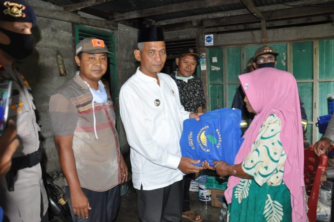
					Bupati Nagan Raya Serahkan Bantuan dari Dinsos Aceh untuk Warga Rumah Tertimpa Pohon