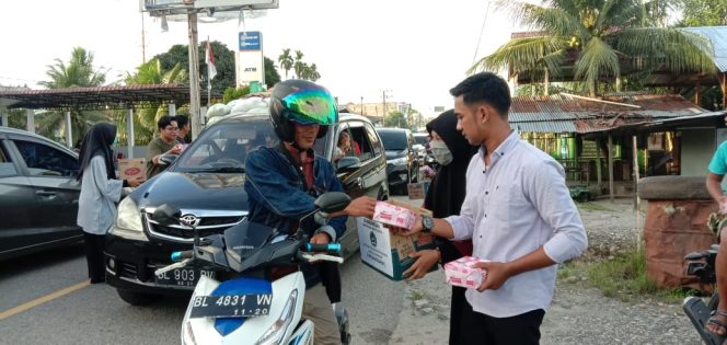 
					Ipelmasdam Berbagi Panganan Berbuka Puasa untuk Pengguna Jalan