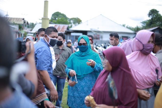 
					Pantau Pelaksanaan Pasar Murah Sesuai Protokol Kesehatan Covid 19, Dekranasda Nagan Raya Berikan Masker untuk Emak-emak