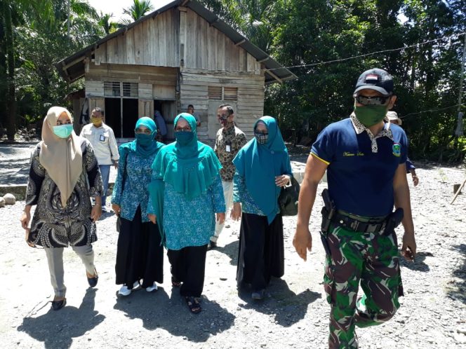 
					Ketua TP-PKK Nagan Raya Blusukan Bagikan Masker dan Sembako untuk Warga