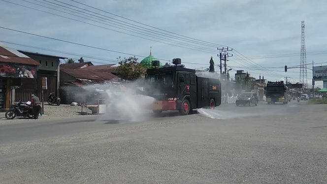 
					Brimob Kembali Semprot Disinfektan di Nagan Raya
