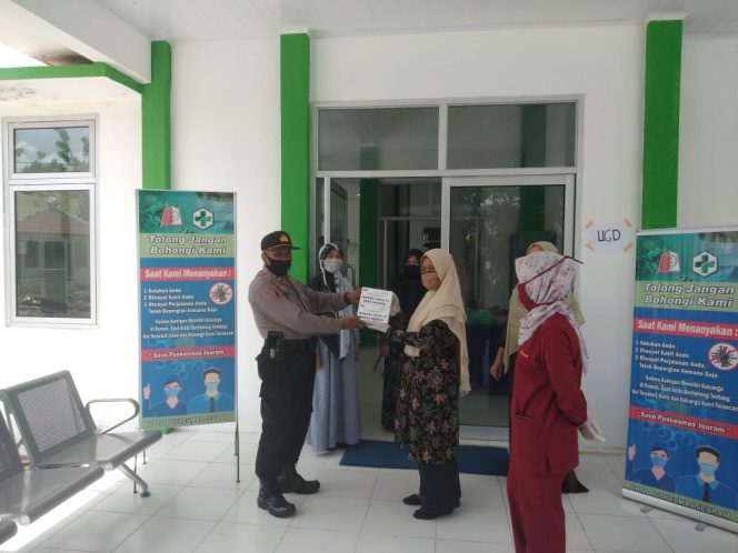
					Kapolsek Seunagan Serahkan Masker untuk Puskesmas Jeuram