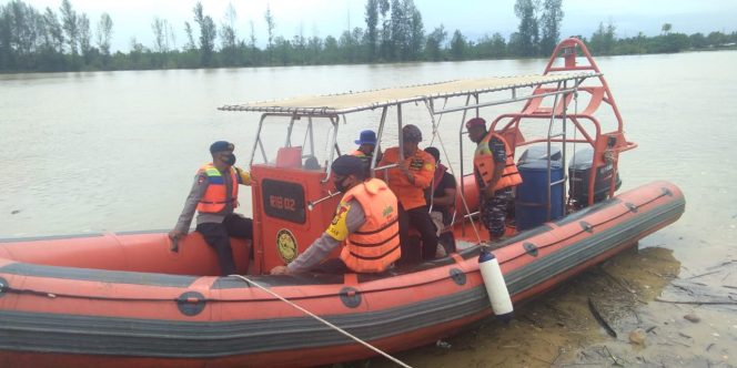 
					Brimob Bantu Pencarian Korban Perahu Terbalik di Padang Seurahet