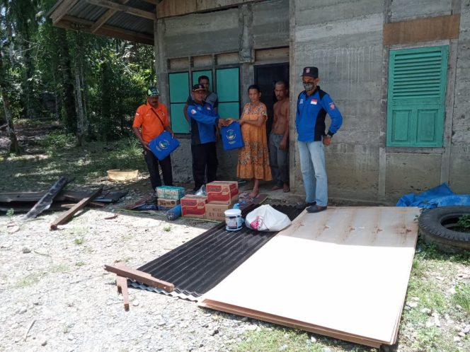 
					Akibat Hujan dan Angin Kencang Rumah Nek Ramlah Tertimpa Pohon