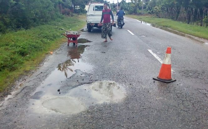 
					Cegah Timbul Lakalantas, Dinas PU Abdya Tambal Jalan