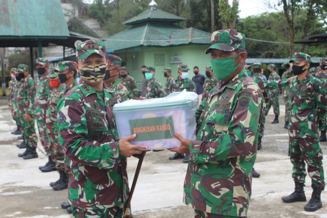 
					Kepedulian Kasad, Prajurit Kodim Nagan Raya Dapat Bingkisan Lebaran