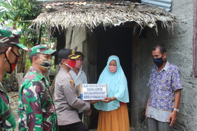 
					Dandim dan Kapolres Nagan Raya Kompak Bagikan Sembako ke Rumah-Rumah Warga