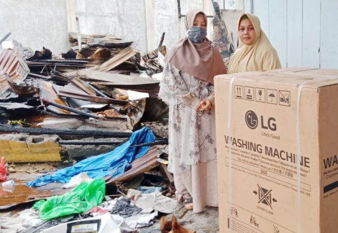 
					Lega, Kak Linda Janda Korban Kebakaran Terima Mesin Cuci Bantuan Bupati Akmal