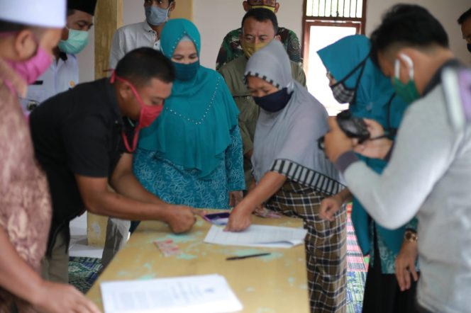 
					Ketua PKK Nagan Raya Saksikan Penyaluran BLT-DD di Beutong Ateuh