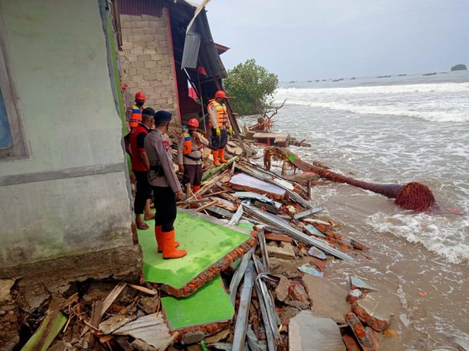 
					Bantu Masyarakat Abrasi, Brimob Polda Aceh kompi 3 Batalyon C Pelopor Patroli SAR di Abdya