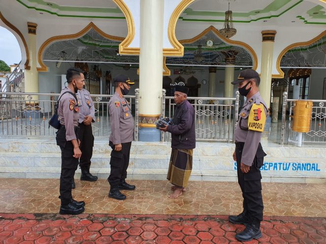 
					Shalad Ied dengan Protokol Kesehatan Covid, Polres Nagan Raya Bagikan Masker Melalui BKM