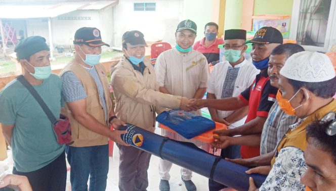 
					Pemerintah Aceh Serahkan Bantuan Masa Panik Untuk Korban Abrasi Pantai di Abdya