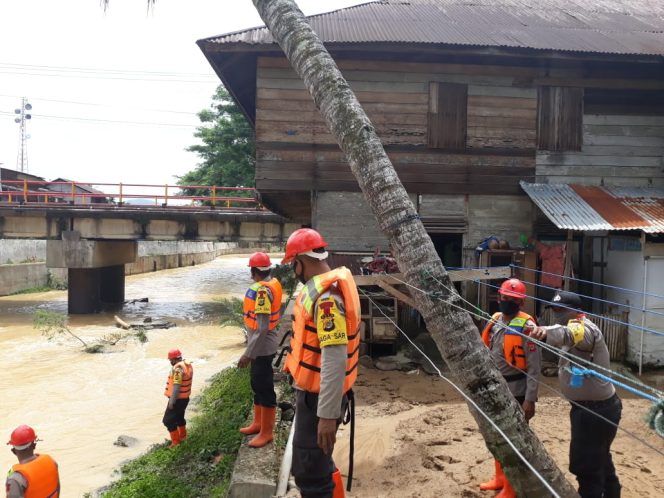 
					Satuan Brimob Polda Aceh Patroli SAR di Manggeng