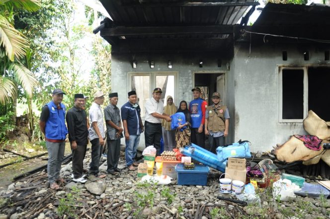
					Rumah Nenek Nurul Terbakar, Pemerintah Antar Bantuan Masa Panik