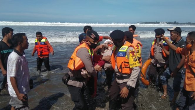 
					Korban Terseret Arus di Suak Timah Ditemukan, Brimob Aceh Bantu Proses Pencarian