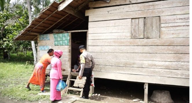 
					Kompak Gaji Polisi dan Bhayangkari ini Dibelanjakan Paket Sembako untuk Dhuafa dan Disabilitas