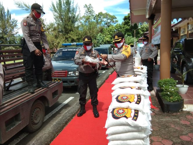 
					Jalankan Instruksi Kapolri, Polres Simeulue Salurkan 10 Ton Beras untuk Warga