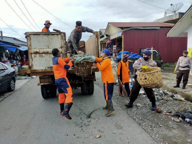 
					Brimob Bersama Pimpinan Forkopimda Nagan Raya Gotong Royong di Pasar