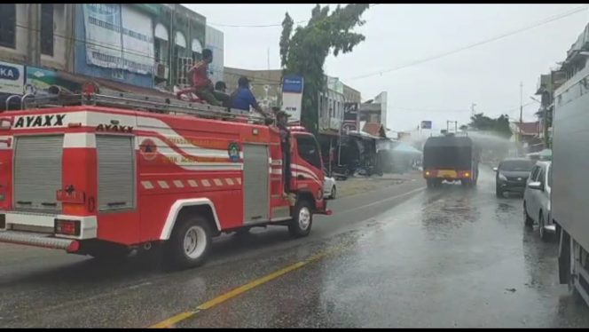 
					Sambut New Normal, Tim Terpadu dan Brimob di Abdya Semprot Disinfektan