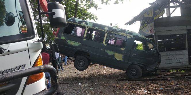 
					Mobil Ambulan RSUD SIM Nagan Raya Kecelakaan di Gunung Geurutee