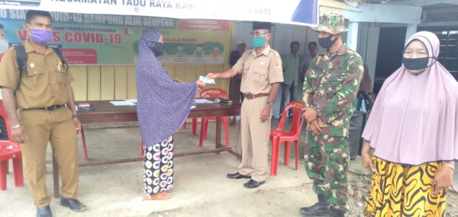 
					Imbas Covid-19 Warga Alue Seupeng Terima BLT-DD Tahap Dua