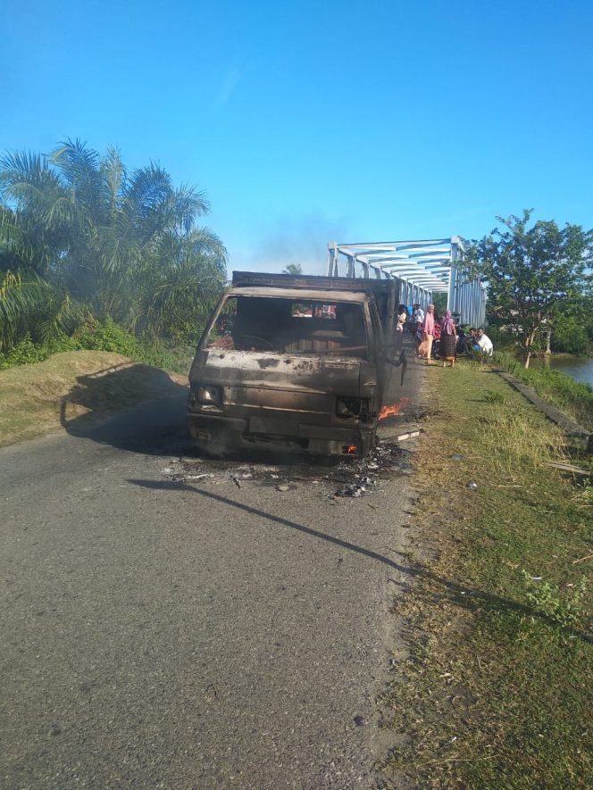 
					Breakingnews: Bawa Hewan Ternak Curian, Mobil L300 Dibakar Massa di Tripa Makmur