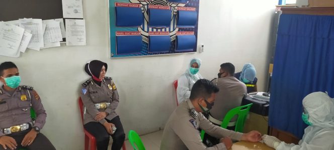 
					Personil Satlantas Polres Aceh Jaya Ikuti Rapid test