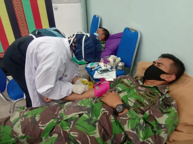 
					Hari Donor Darah Sedunia, Personil Kodim 0114/Aceh Jaya Bantu PMI dengan Donorkan Darah