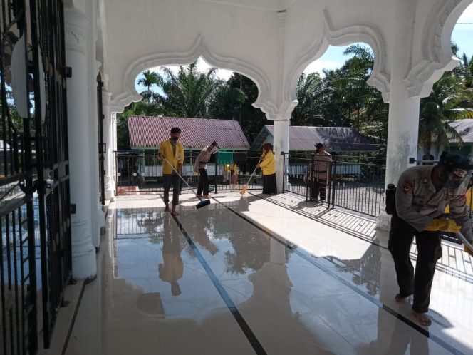 
					Brimob Polda Aceh dan Mahasiswa UTU Semprot Disinfektan di Lingkungan Dayah