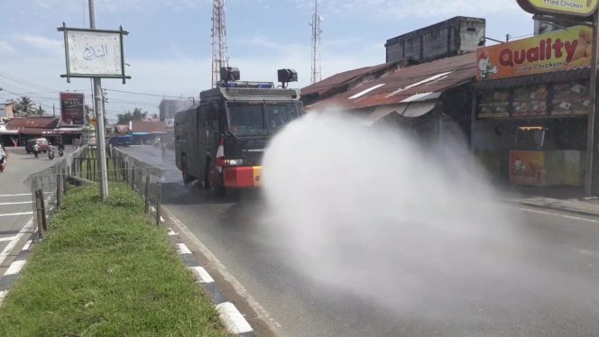 
					Brimob Kembali Semprot Disinfektan Lingkungan Bandara di Nagan Raya