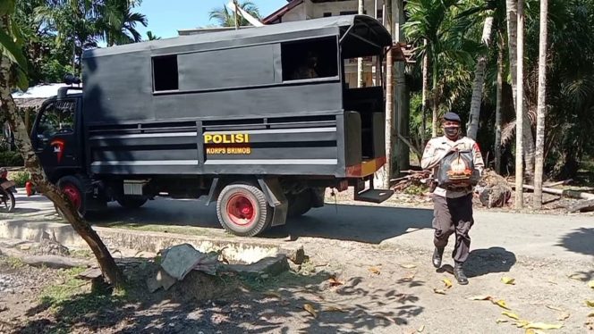 
					Warga Gampong Pasi Aceh Terima Sembako dari Brimob Polda Aceh
